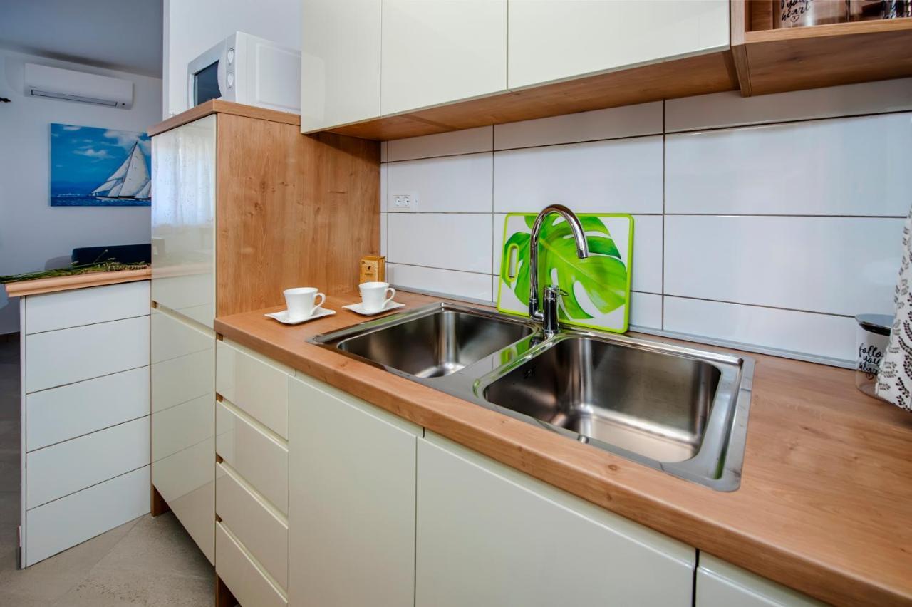 Paradise Beach Apartments Ровинь Экстерьер фото