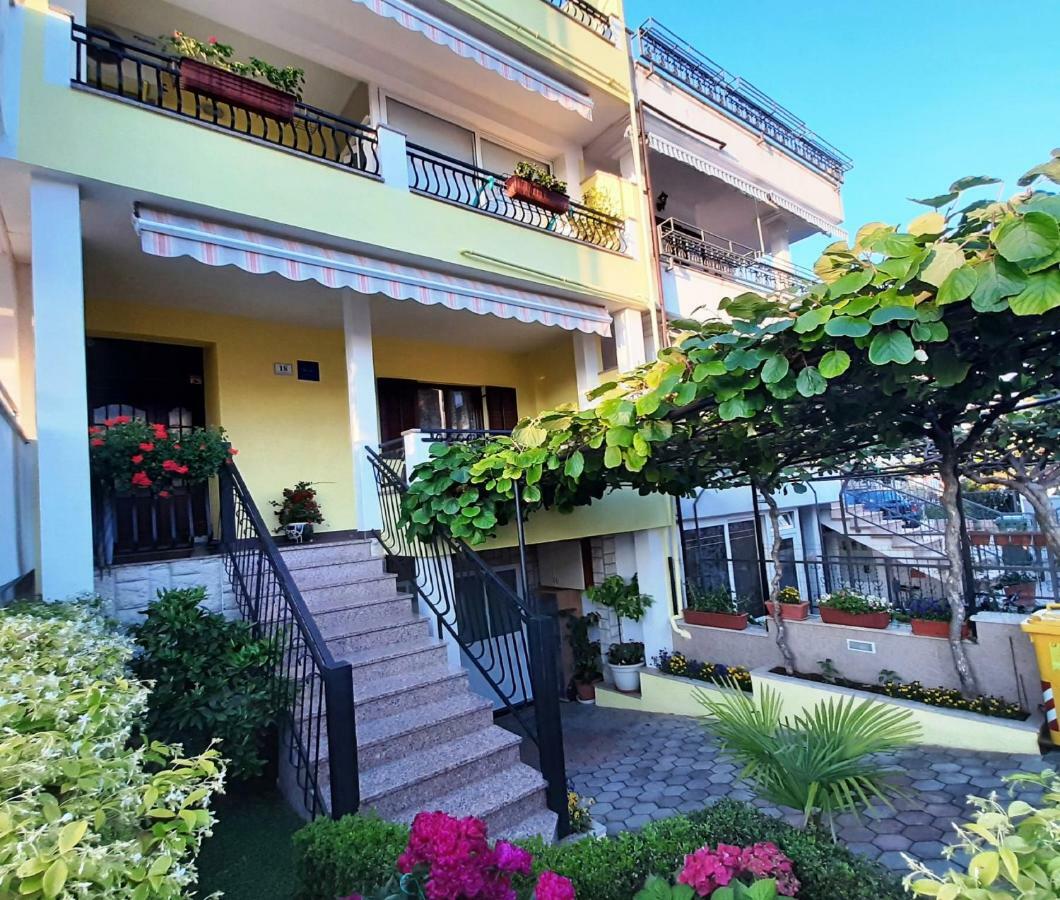 Paradise Beach Apartments Ровинь Экстерьер фото