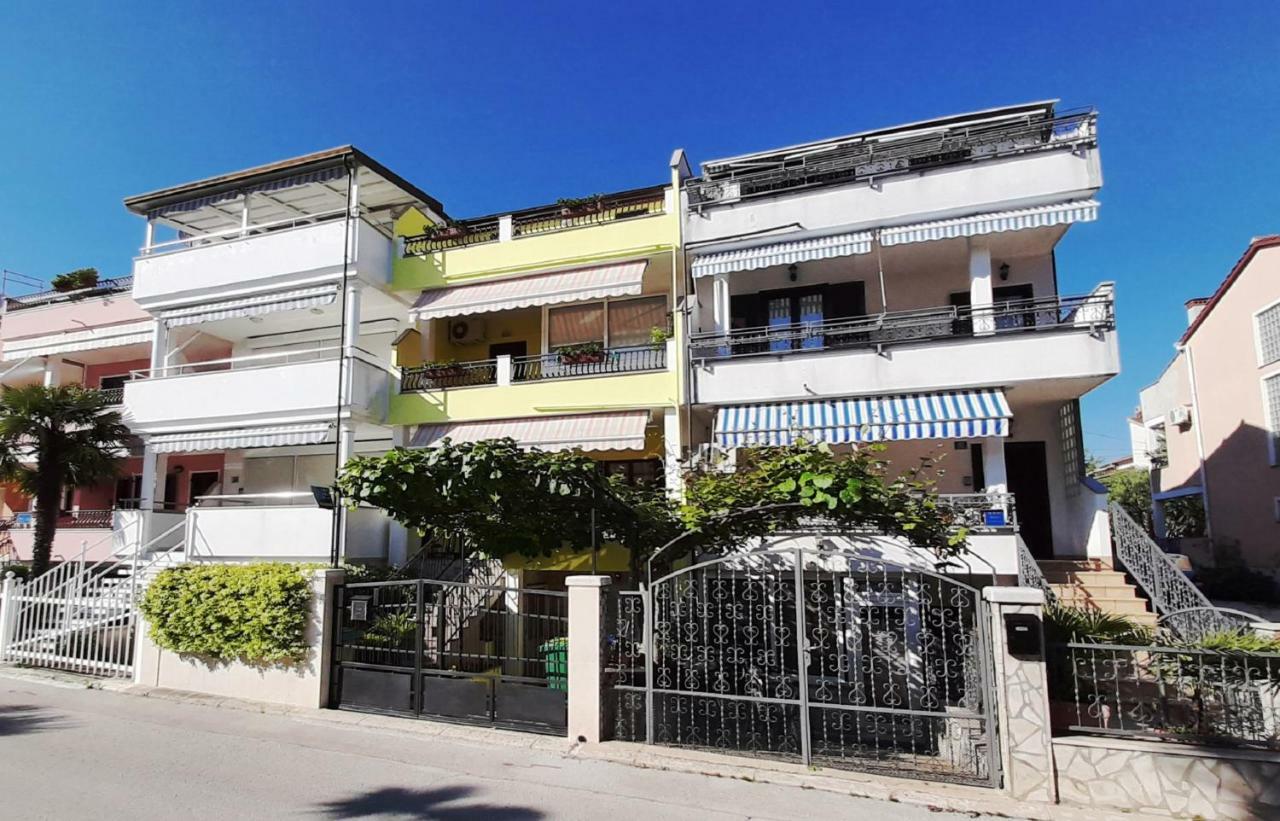Paradise Beach Apartments Ровинь Экстерьер фото