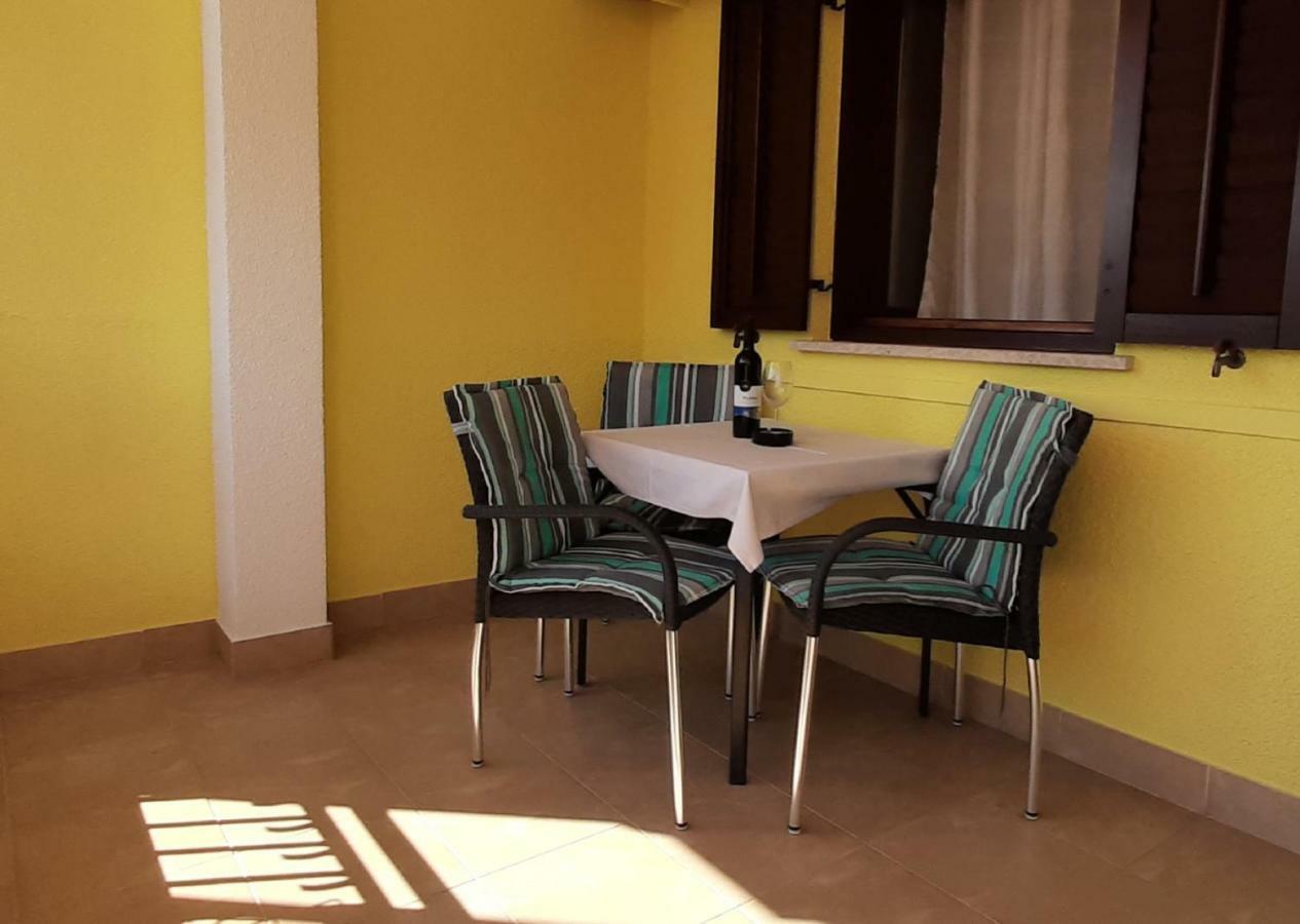 Paradise Beach Apartments Ровинь Экстерьер фото